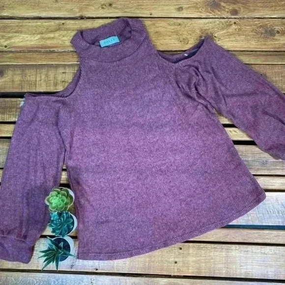 TOP PLUS COLD SHOULDER - Picture 2 of 2